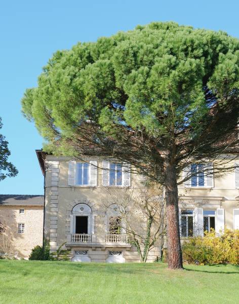 rental of a beautiful property in FRANCE ideal for use as a shooting location
