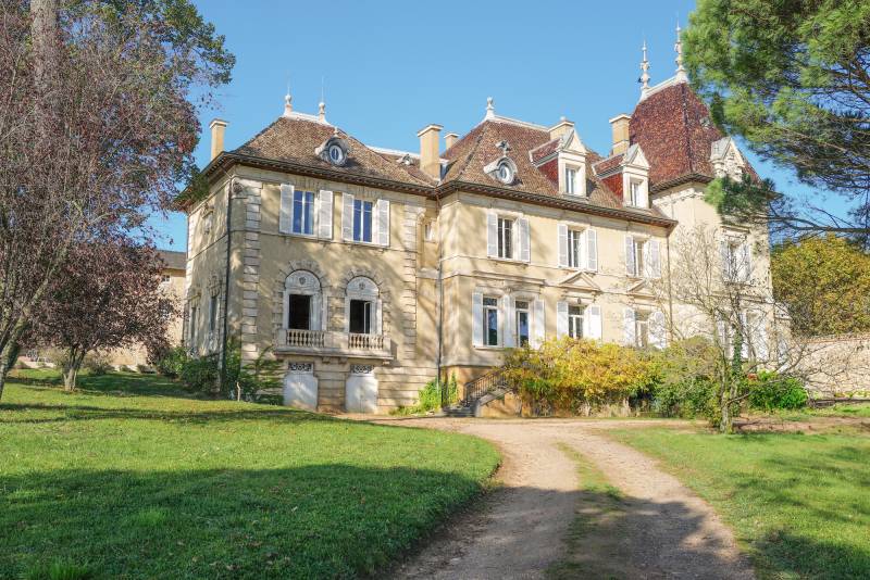 Castle available for rental specifically for photo shoots in the beautiful Beaujolais region of FRANCE
