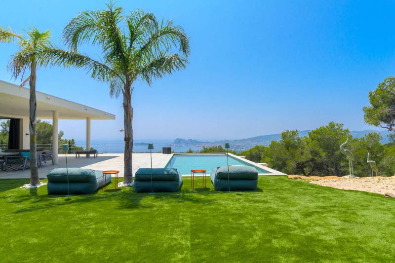 Sea view shooting location available for rent in the Var department of FRANCE with stunning coastal scenery