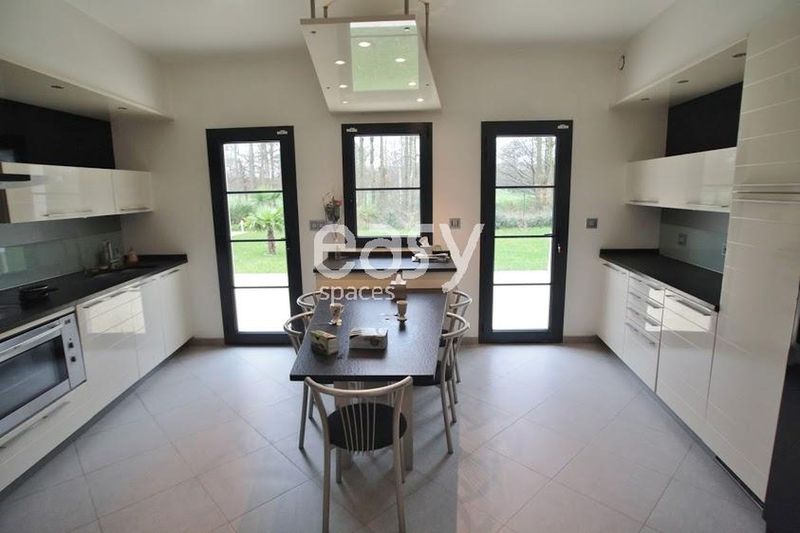 Location scouting agency specializing in film shoots and production services in Paris city