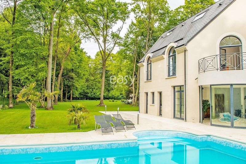 The exact location of the professional photo shoot in Paris