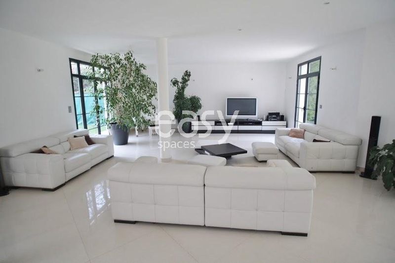 location identification and detailed mapping of various places across the city of Paris in France