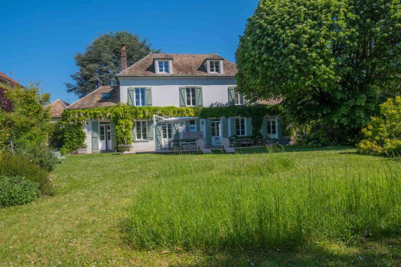 Country-style shooting location available for rent in the Île-de-France region of FRANCE