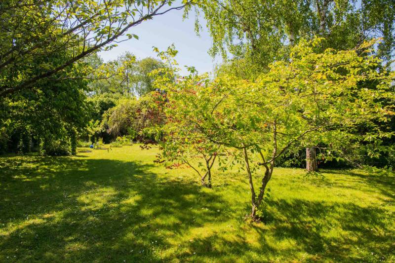 House with a beautiful garden available for rent in Paris for professional photo shooting sessions in FRANCE