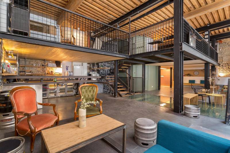 Industrial space available for rent in Lyon, France, perfect for professional photoshoots and filming projects