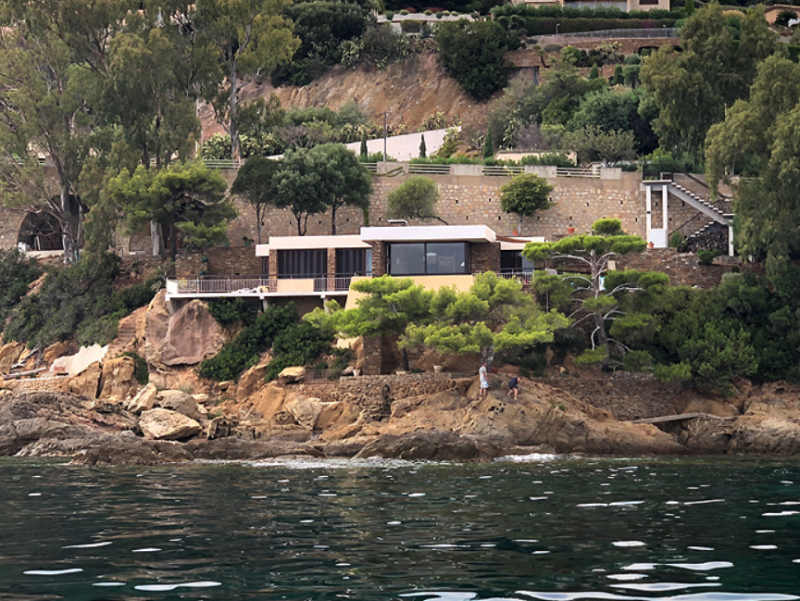 Beautiful villa available for rent specifically designed for photo shoots right on the water's edge in FRANCE