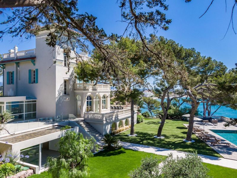 Sea view photoshoot location in the Var department of France with stunning coastal scenery