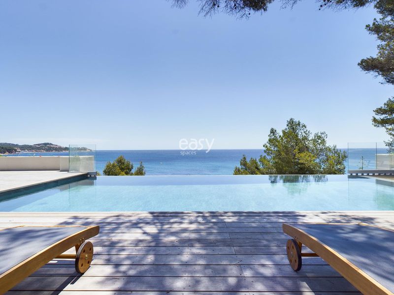 villa with a swimming pool and an incredible sea view perfectly suitable for photo shoots in FRANCE