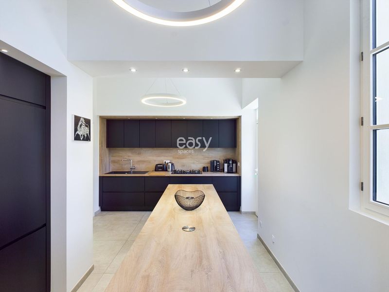 Find a suitable location for a professional photo shoot in the Var region of France