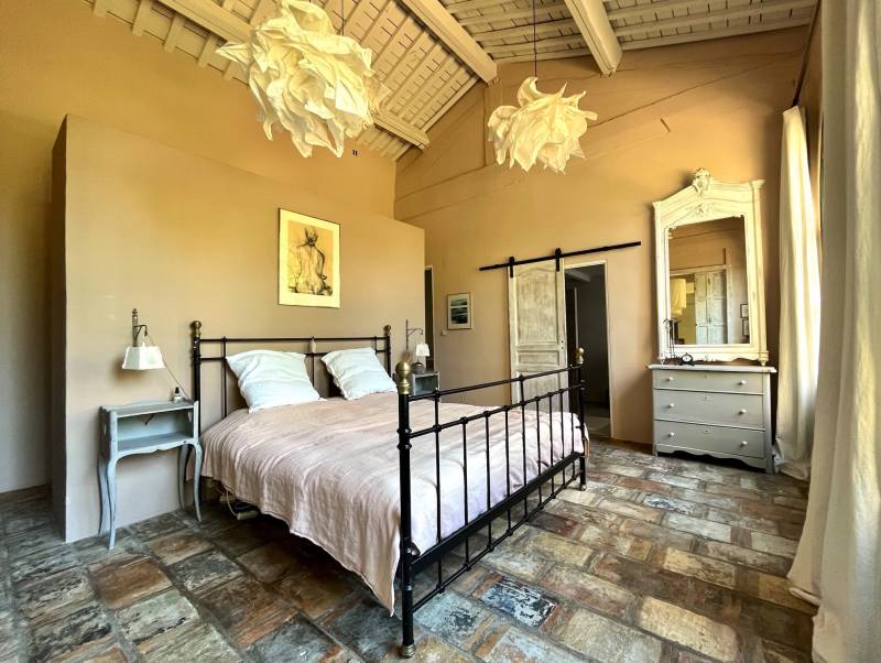 Location in France ideal for professional home linen photo shoots with excellent natural lighting and spacious interiors