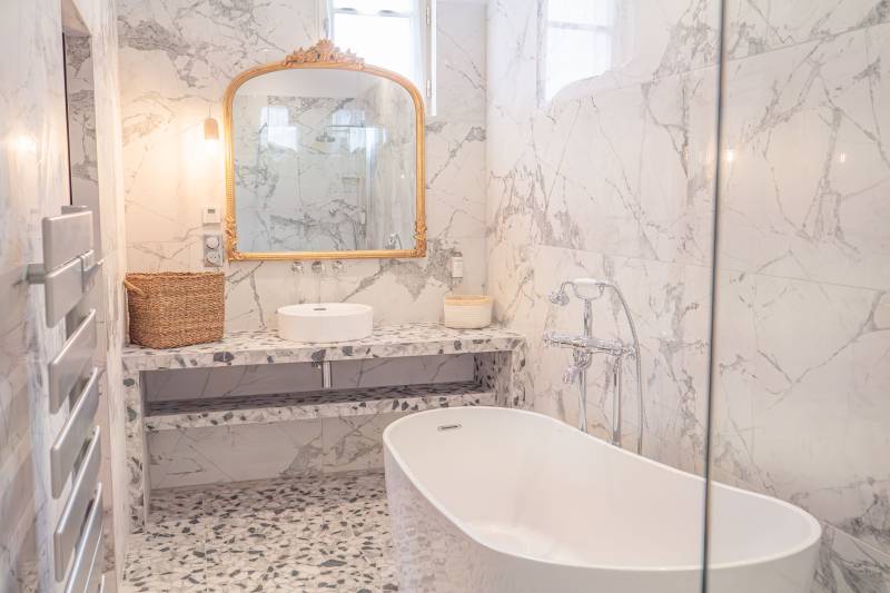 Beautiful and spacious bathroom perfect for professional photoshoot sessions