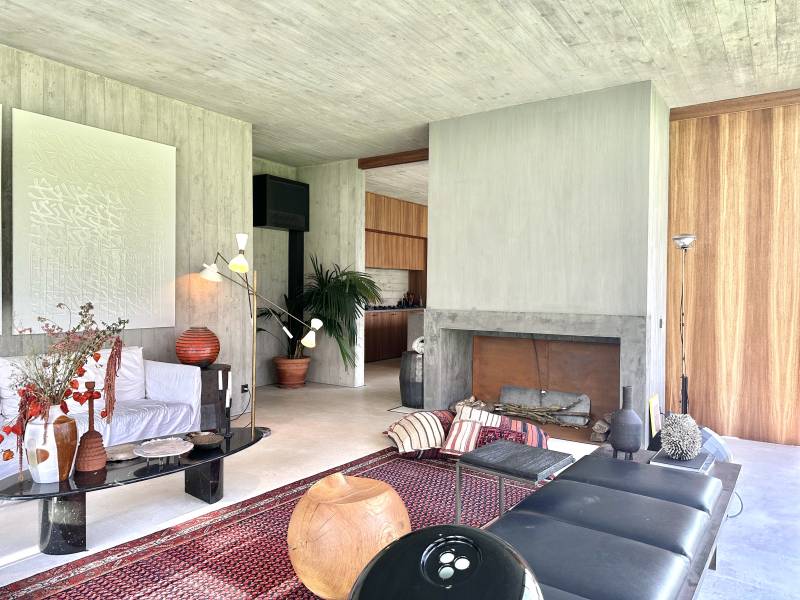 Unique and Unconventional Photoshoot Location in Paris, France Offering Distinctive Backdrops