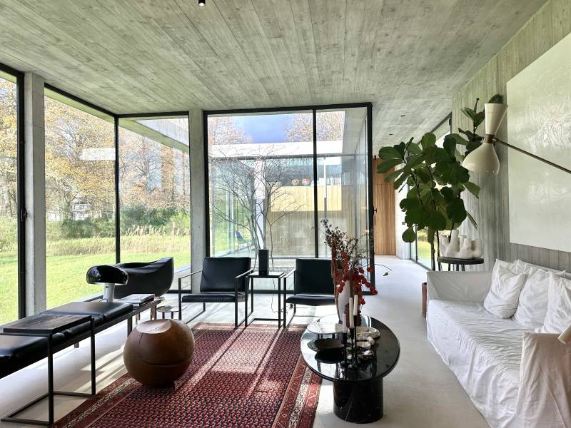 rent a contemporary house for filming purposes in Paris, France with modern amenities and excellent natural lighting