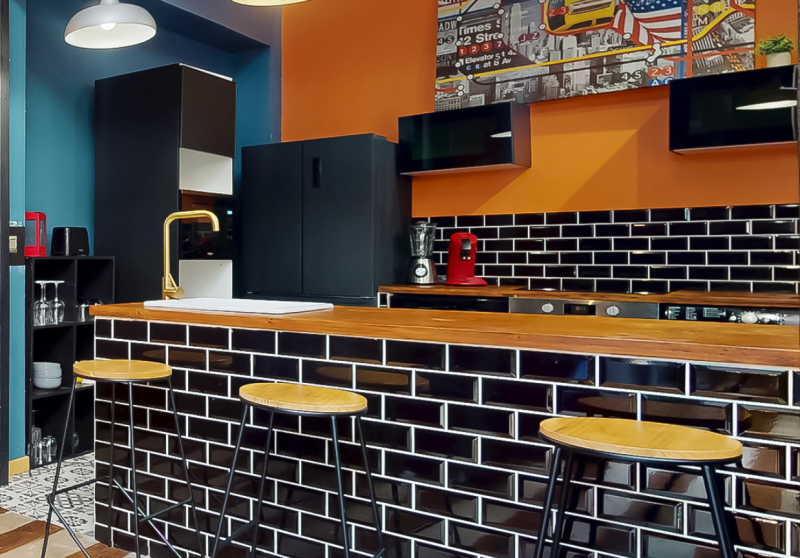 rent a bar-style decor in Paris