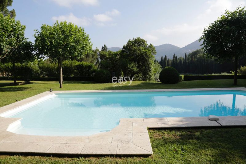 Riviera villa located on the breathtaking Côte d'Azur available for film shooting rentals