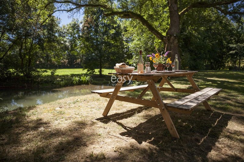 renting a venue for holding an event in the city of Auxerre