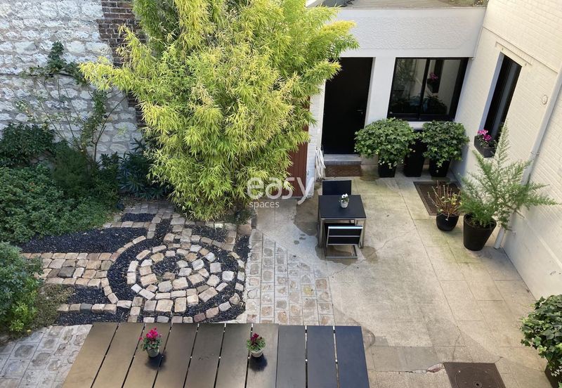 House available for rent in Paris, France specifically for professional photo and video shoots