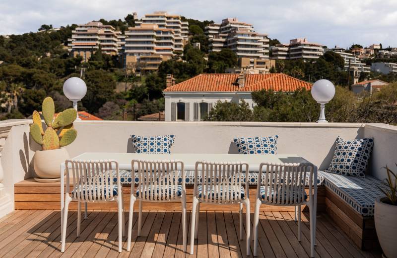 villa from the 1970s available for rent in the very center of the city of Marseille, FRANCE