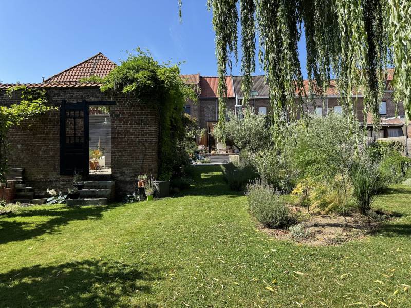 House available for rent with swimming pool ideal for filming and shooting in Lille, FRANCE