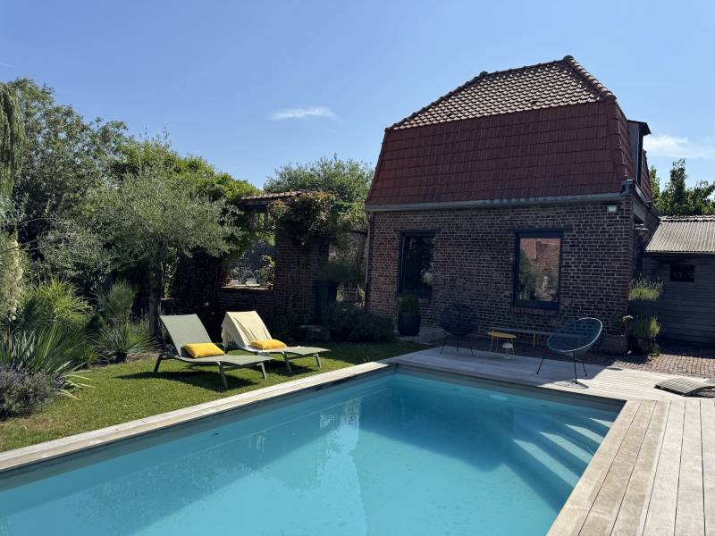 Shooting location with a swimming pool available in Lille, France for photo and video sessions