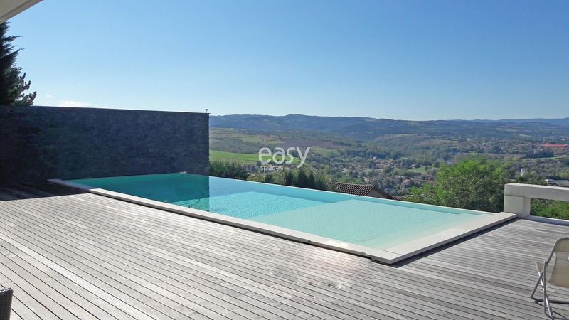 Swimming pool available for rent specifically for photo shoots and video filming near Lyon