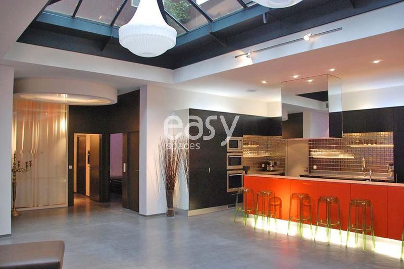 rental of a spacious showroom space located in the very center of Paris 75