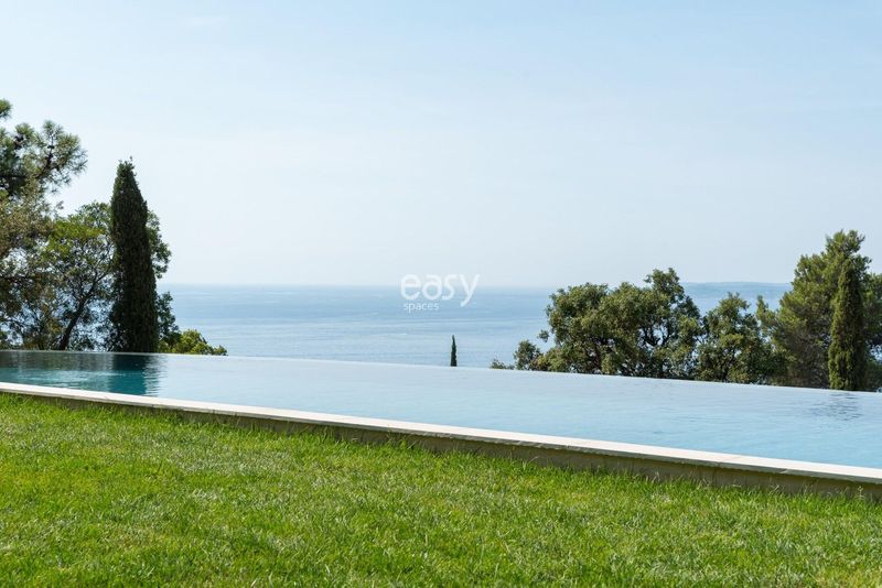 Contemporary villa ideally suited for filming purposes located in the Var region of FRANCE