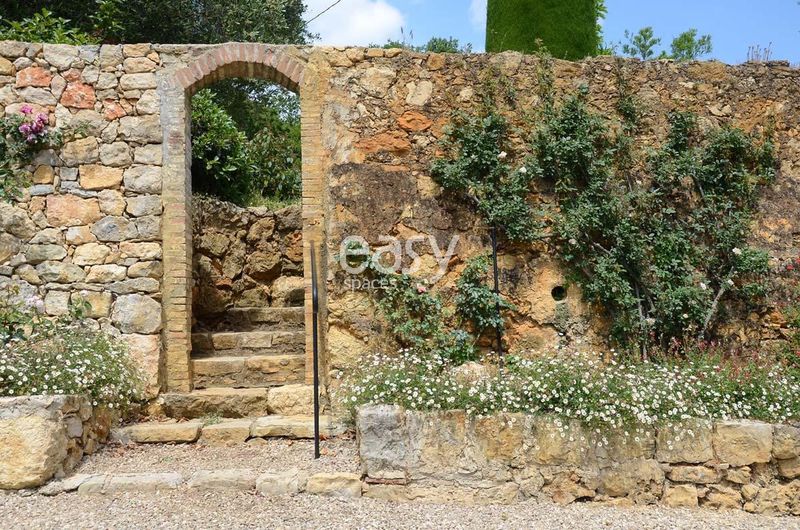 rustic countryside garden ideal for photo shoots and filming, located in Cannes