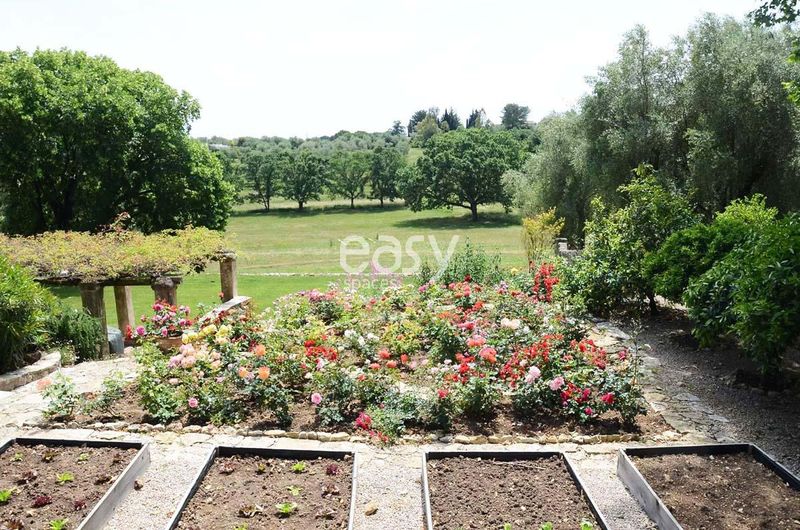 shepherd's hut designed specifically for photo shoot sessions and photography purposes