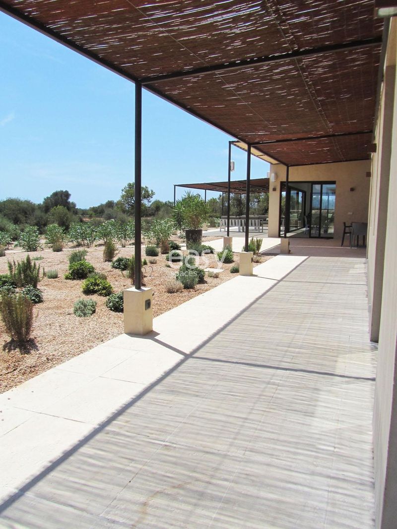 to suggest a suitable and appropriate filming location for the project