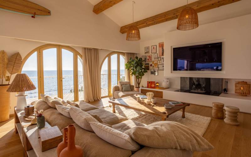 rent a house with access to rocks for fashion photoshoot in the PACA region of FRANCE