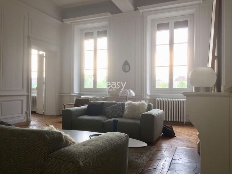 location of a parquet floor with decorative moldings available for rent in Lyon