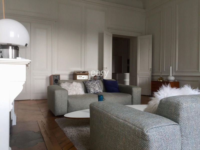 how to rent a suitable location for a professional photo shoot in the city of Lyon