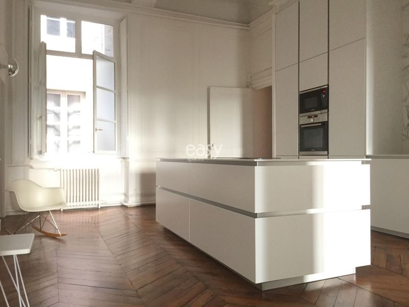 how to rent a suitable and attractive setting for a professional photo shoot in lyon?