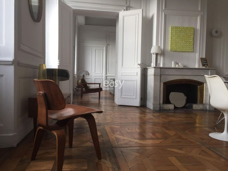 suggest a highly suitable location for a professional photo shoot session in the vibrant city of Lyon