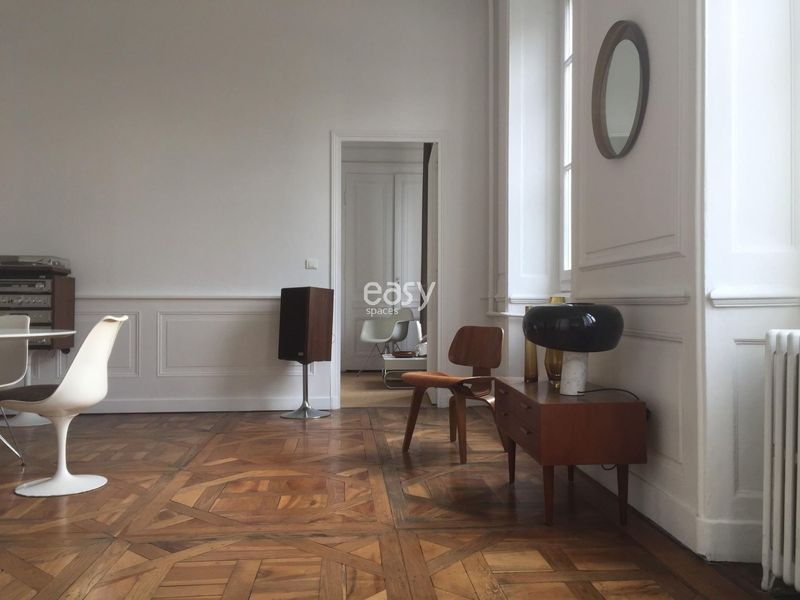 venue with wooden floor and molding available for rent for photography shoot in Lyon