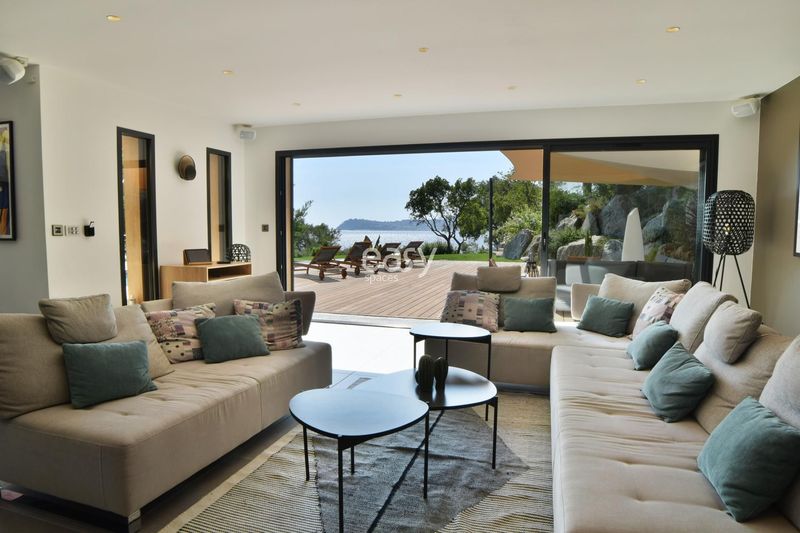 Scenic decorative setup designed specifically for sea view photoshoot