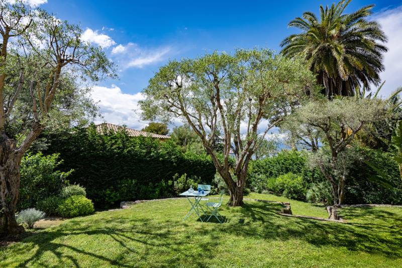 luxurious and elegant riviera villa available for rental specifically for photo shoots in the French Riviera 06