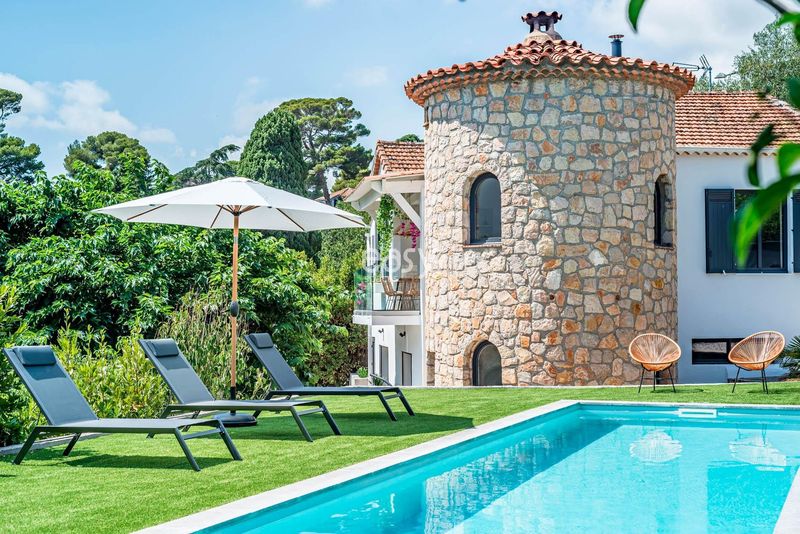 Shooting location with swimming pool in the city of Cannes, FRANCE