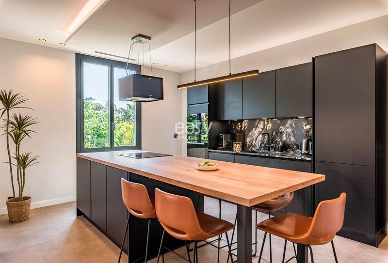 villa available for rent in the PACA region of FRANCE specifically for film shooting and production purposes