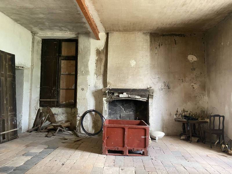 Run-down castle for rent for events in Nantes