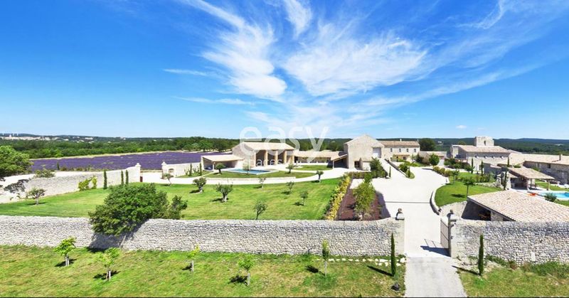 Rent a traditional farmhouse style venue for professional photo shoot sessions