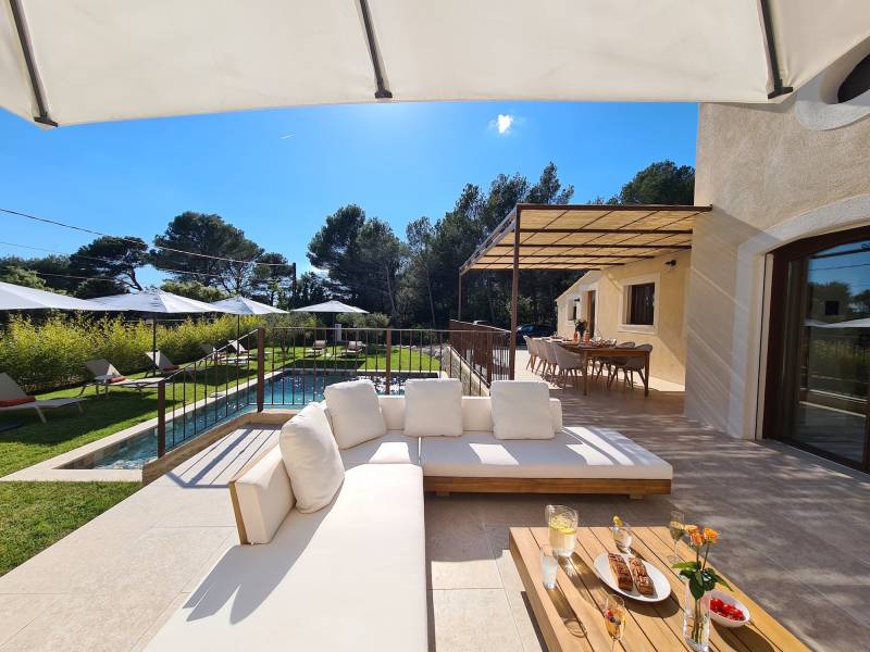 Rent a house with a private swimming pool ideally suited for a professional photo shoot in the beautiful Luberon region of FRANCE