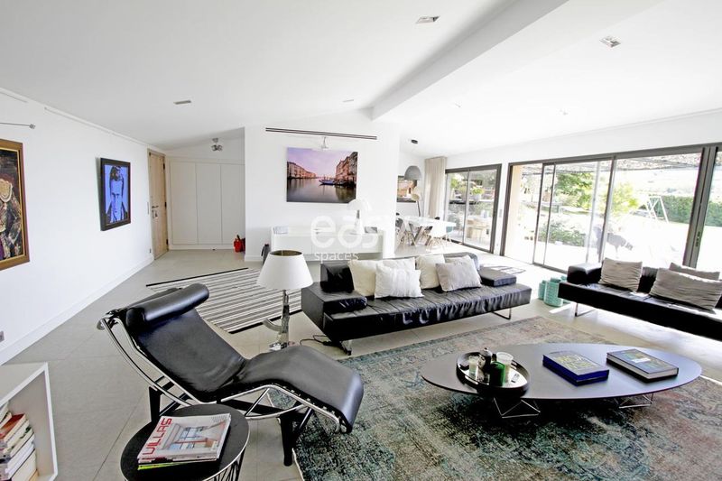 to propose a suitable and well-considered filming location for the project