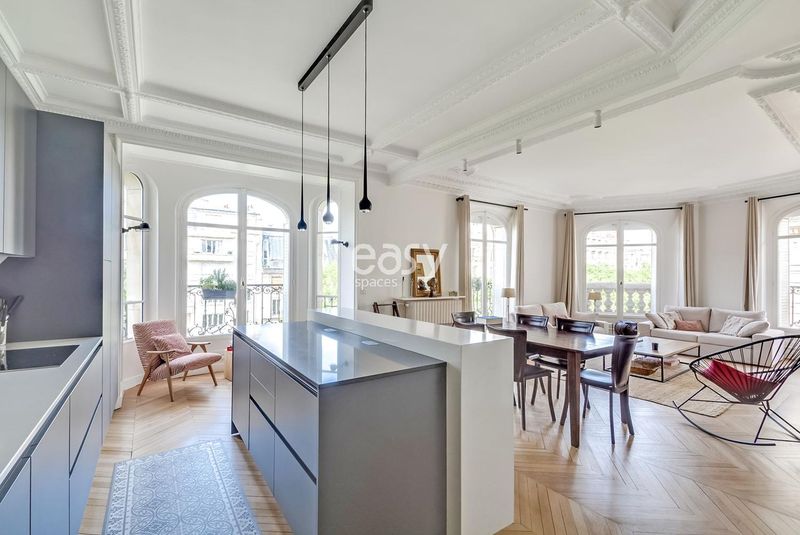 contemporary space designed specifically for photo shoots located in Paris