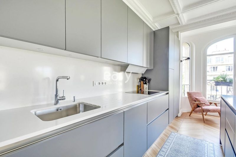 apartment with wooden floor, moldings, and turned woodwork in Paris