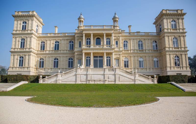 Set decoration specifically designed for photo shoots in the city of Paris, France