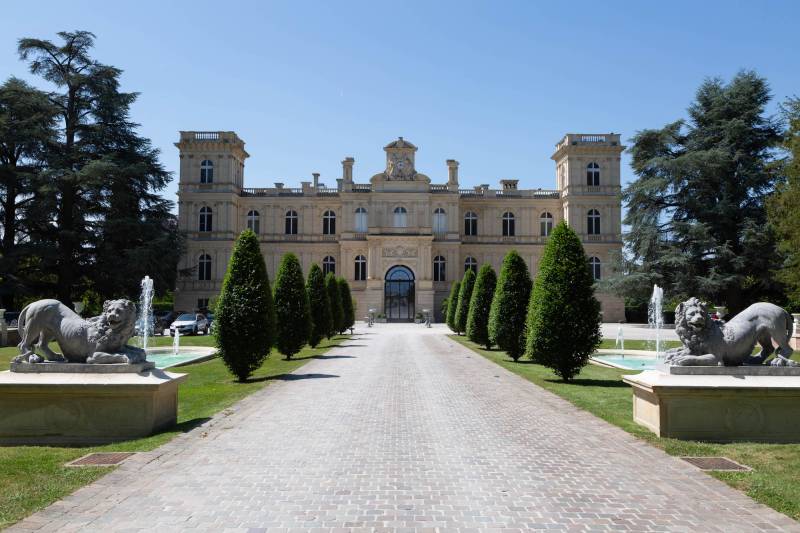 rent a château with a beautiful staircase for a photoshoot in the Île-de-France region of FRANCE