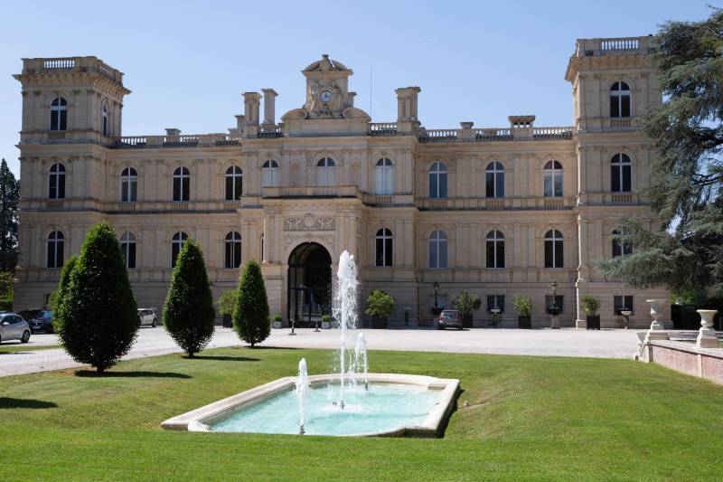 Castle available for rent in France for professional photo and video shooting sessions in Paris