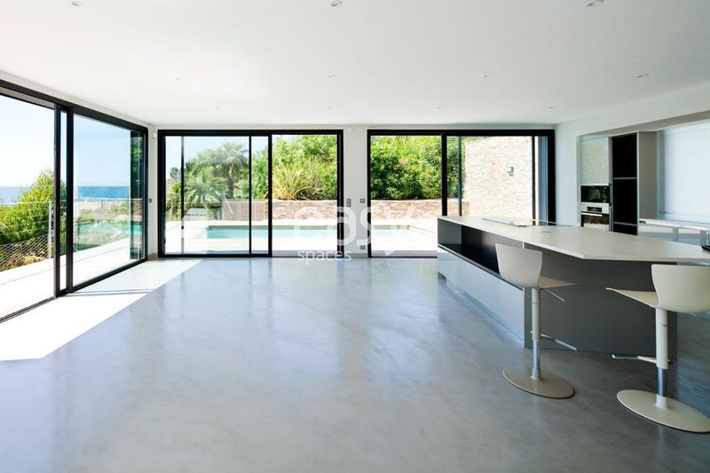 Location of various venues and beautiful scenic settings suitable for photography shoots in the Provence-Alpes-Côte d'Azur region